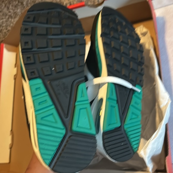 Size 6 wmns 4.5 men’s Air max correlate mango. Never been worn fresh out the box - Picture 2 of 7